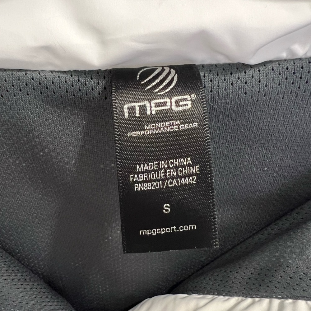 Mondetta Performance Gear: Raincoat/Windbreaker - image 6